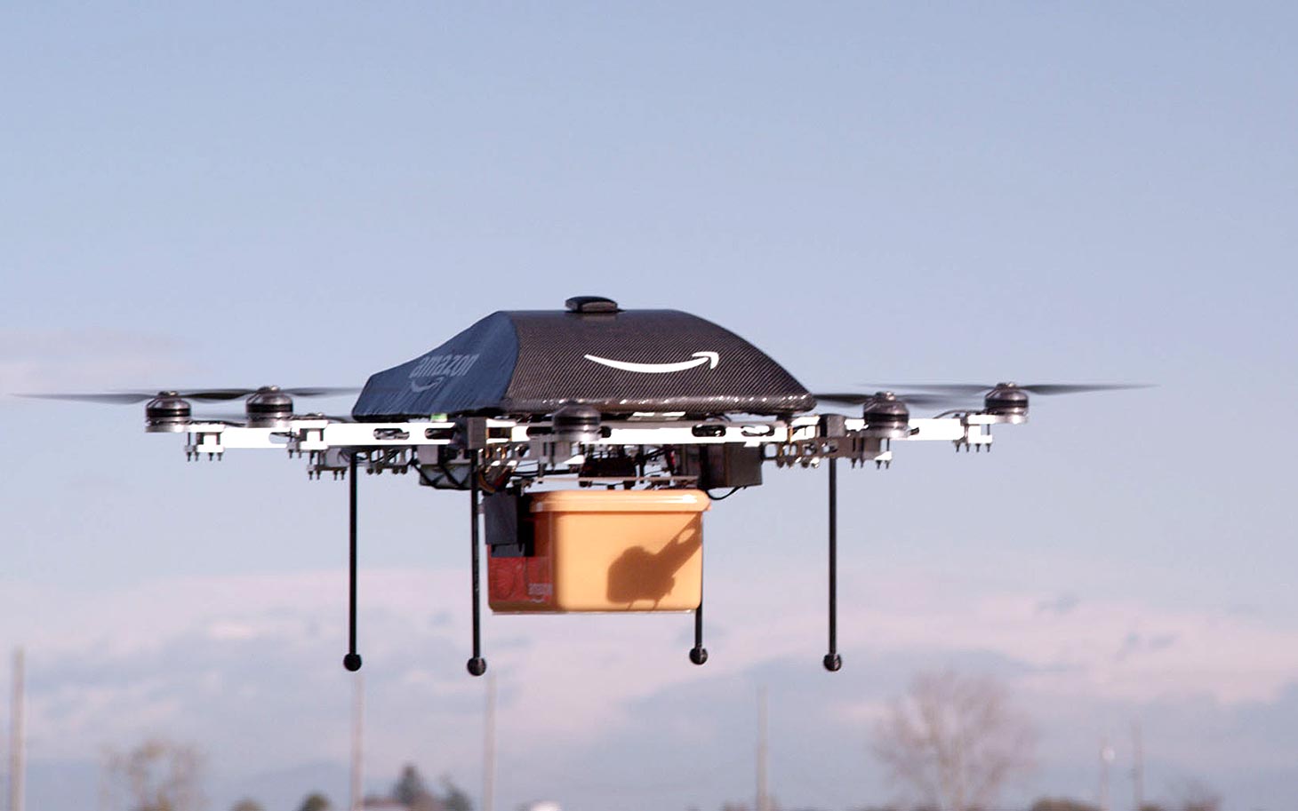 Mažais dronais Amerikos firma „Amazon“ ruošiasi skraidinti prie klientų namų durų išnuomotus filmus (DVD) ir kitus lengvus siuntinius.